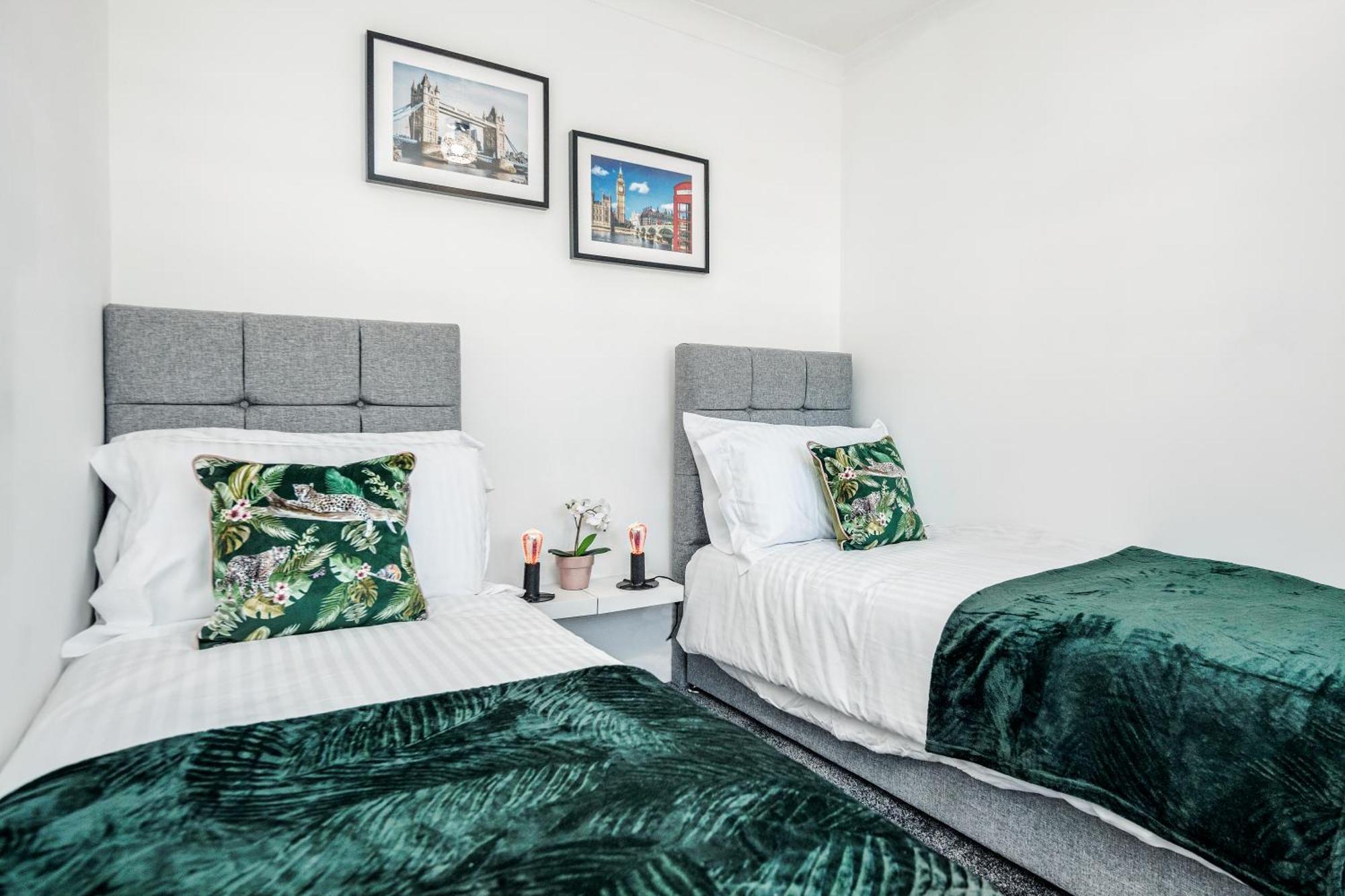 Heathrow 2-Bedroom Maisonette With Parking West Drayton  Dış mekan fotoğraf