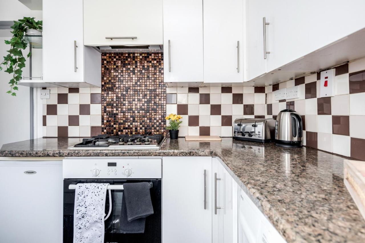 Heathrow 2-Bedroom Maisonette With Parking West Drayton  Dış mekan fotoğraf