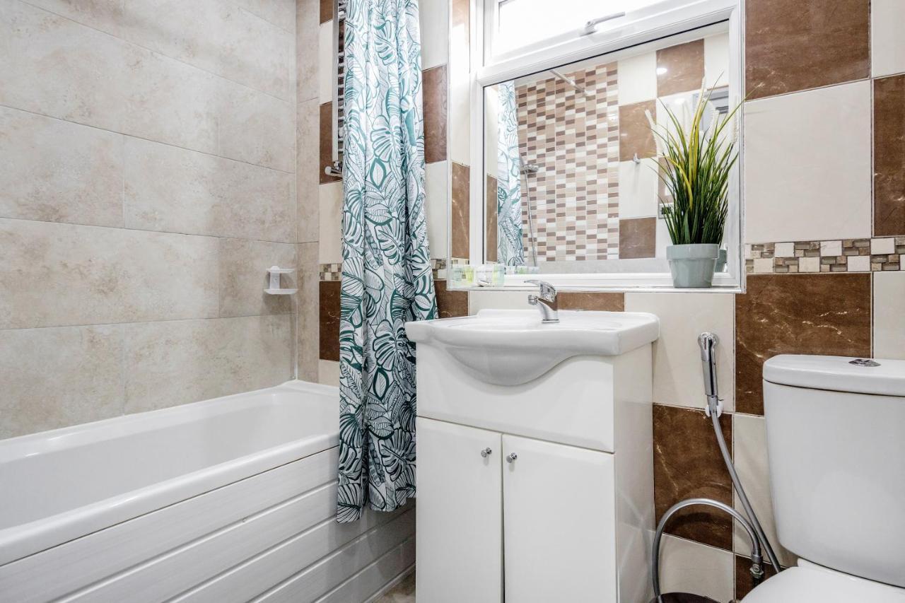Heathrow 2-Bedroom Maisonette With Parking West Drayton  Dış mekan fotoğraf