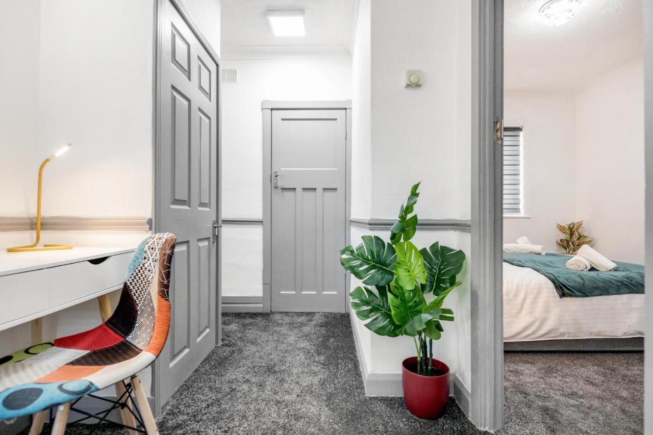 Heathrow 2-Bedroom Maisonette With Parking West Drayton  Dış mekan fotoğraf